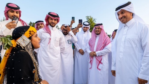 معالي وزير السياحة يطلق مبادرات السياحة إبتداء من جزر البحر الأحمر ويمنح أصغر مرشده سياحية رخصة الإرشاد السياحي دعماً لتطوير الإرشاد السياحي في المملكة.